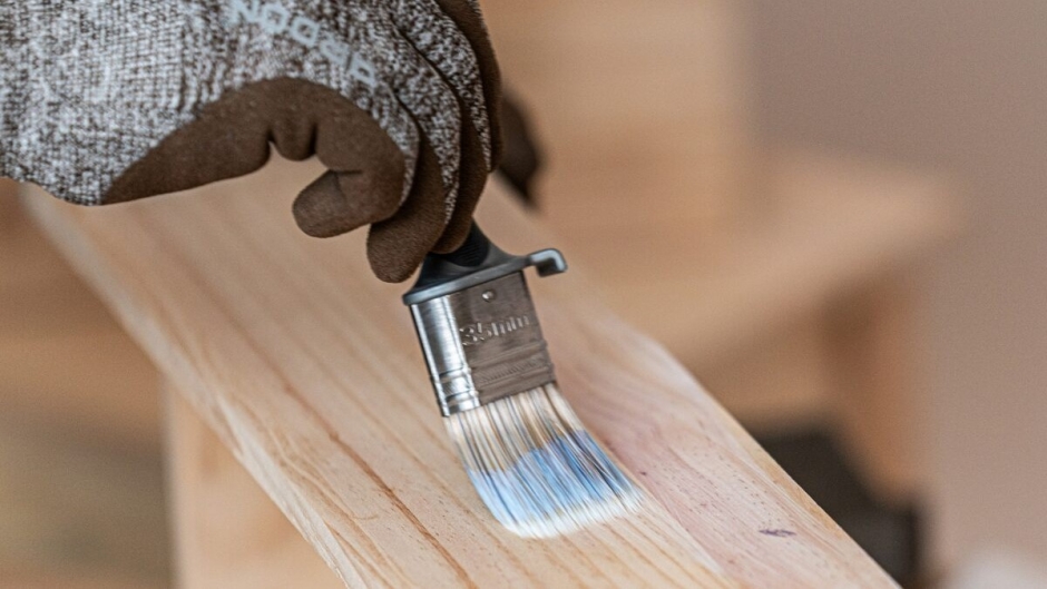 Jak właściwie dbać o drewniane powierzchnie w domu?