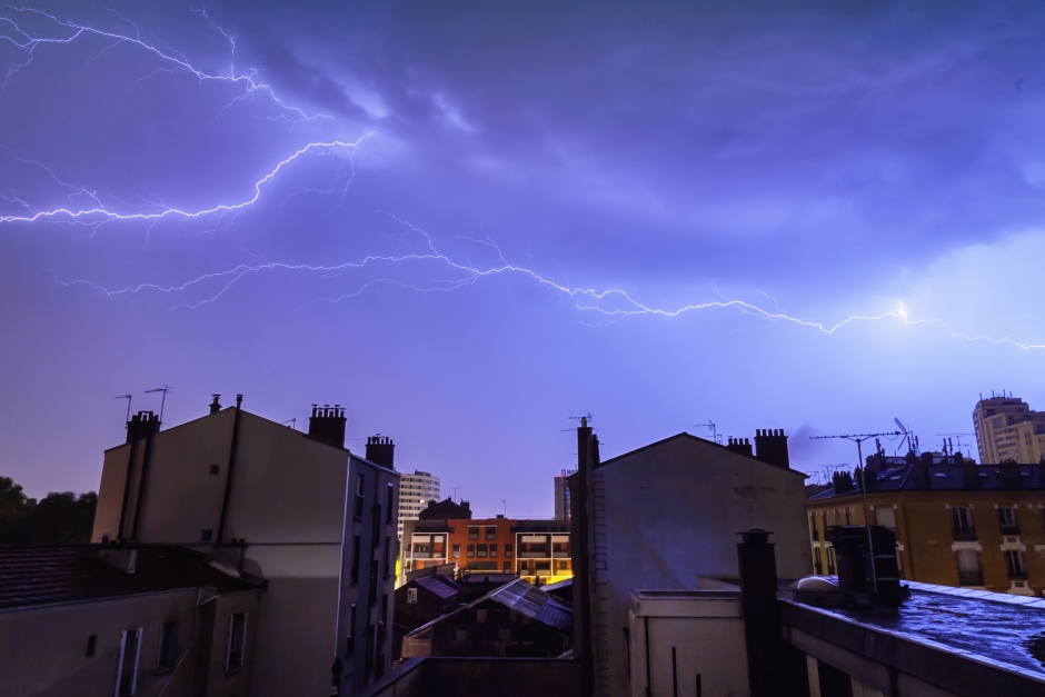 Jak zabezpieczyć instalację fotowoltaiczną przed piorunami?