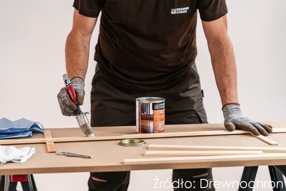 DIY: lakierujemy drewnianą podłogę